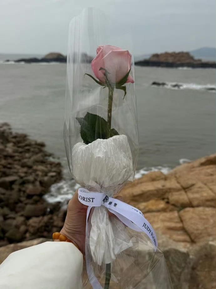 黄晓明妇女节给造城者全组女生送鲜花 妇女节当天，黄晓明为造城者剧组女生送上鲜花，