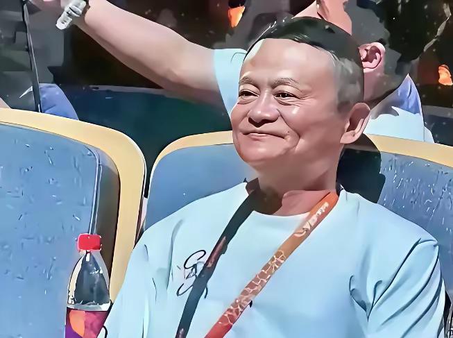 近日，马云现身公开场合的照片引发热议，画面中的他身形较以往明显发福，脸颊圆润，面
