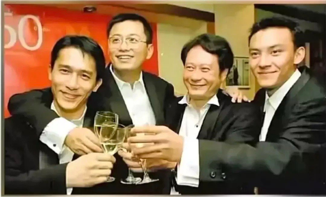 王家卫成为墨镜王的原因找到了，不戴墨镜像在高中教数学的[思考] ​​​