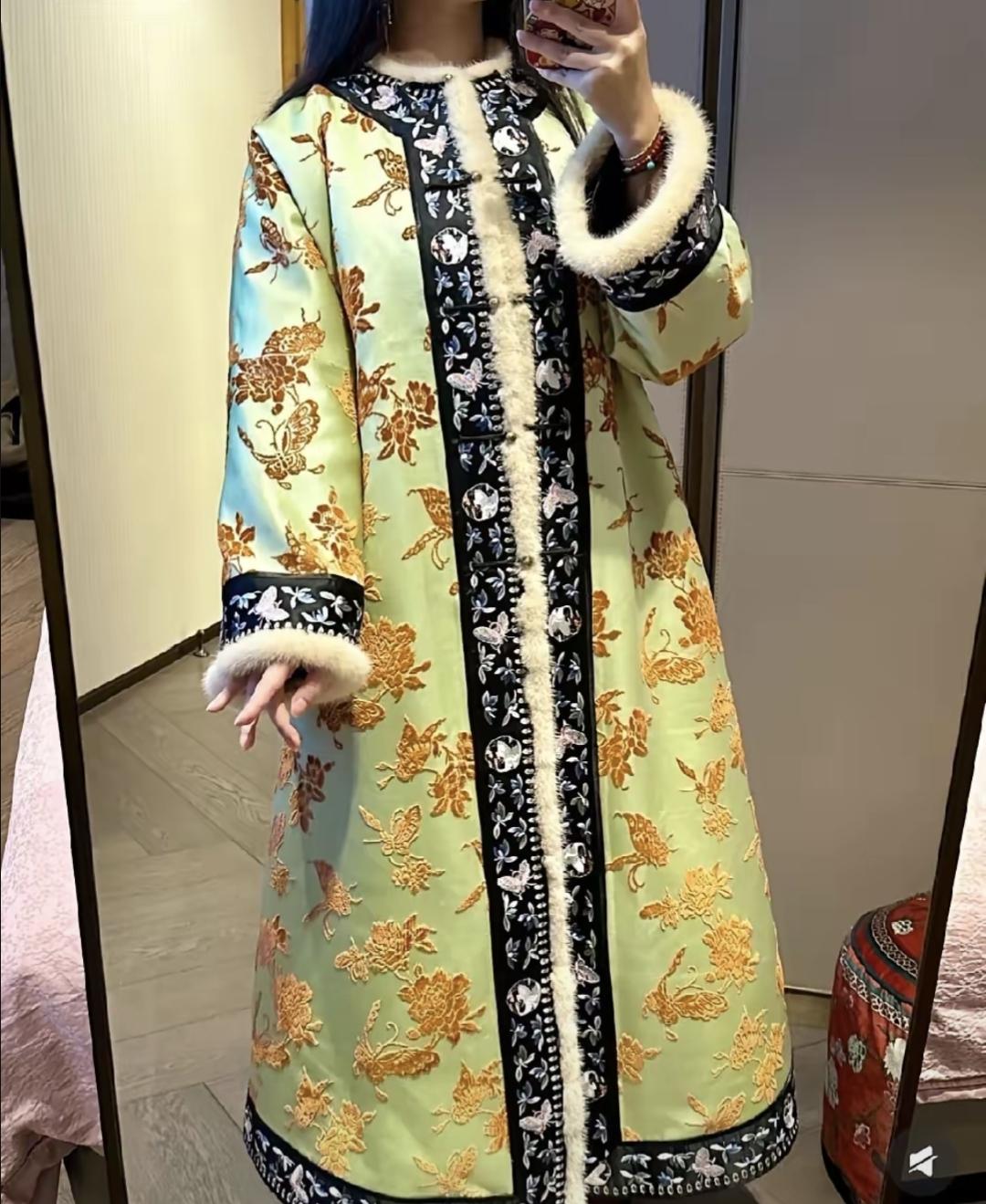 上个月从衣柜翻出三年前花两万买的中式大衣，领子绣着花鸟图案，袖口特意留着毛边。当