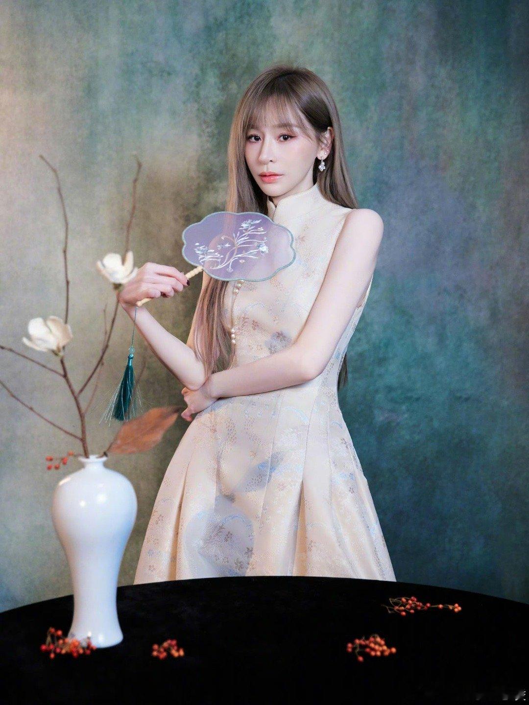 王心凌新年在月光里慢慢靠近王心凌晒旗袍照王心凌新年在月光里慢慢靠近，姐姐旗袍照好