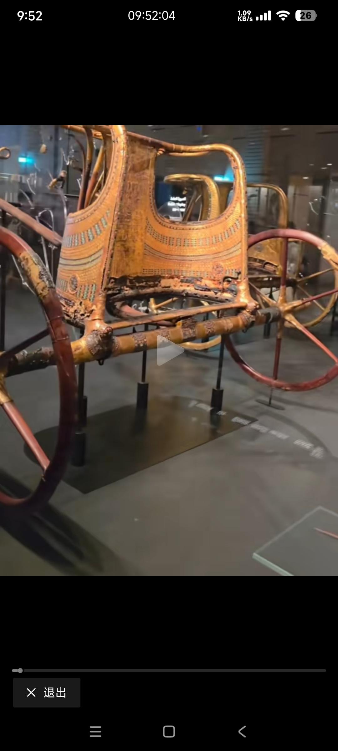 图1是3300年前埃及的古战车。

参观古埃及战车的人的有一个疑问，3000年前