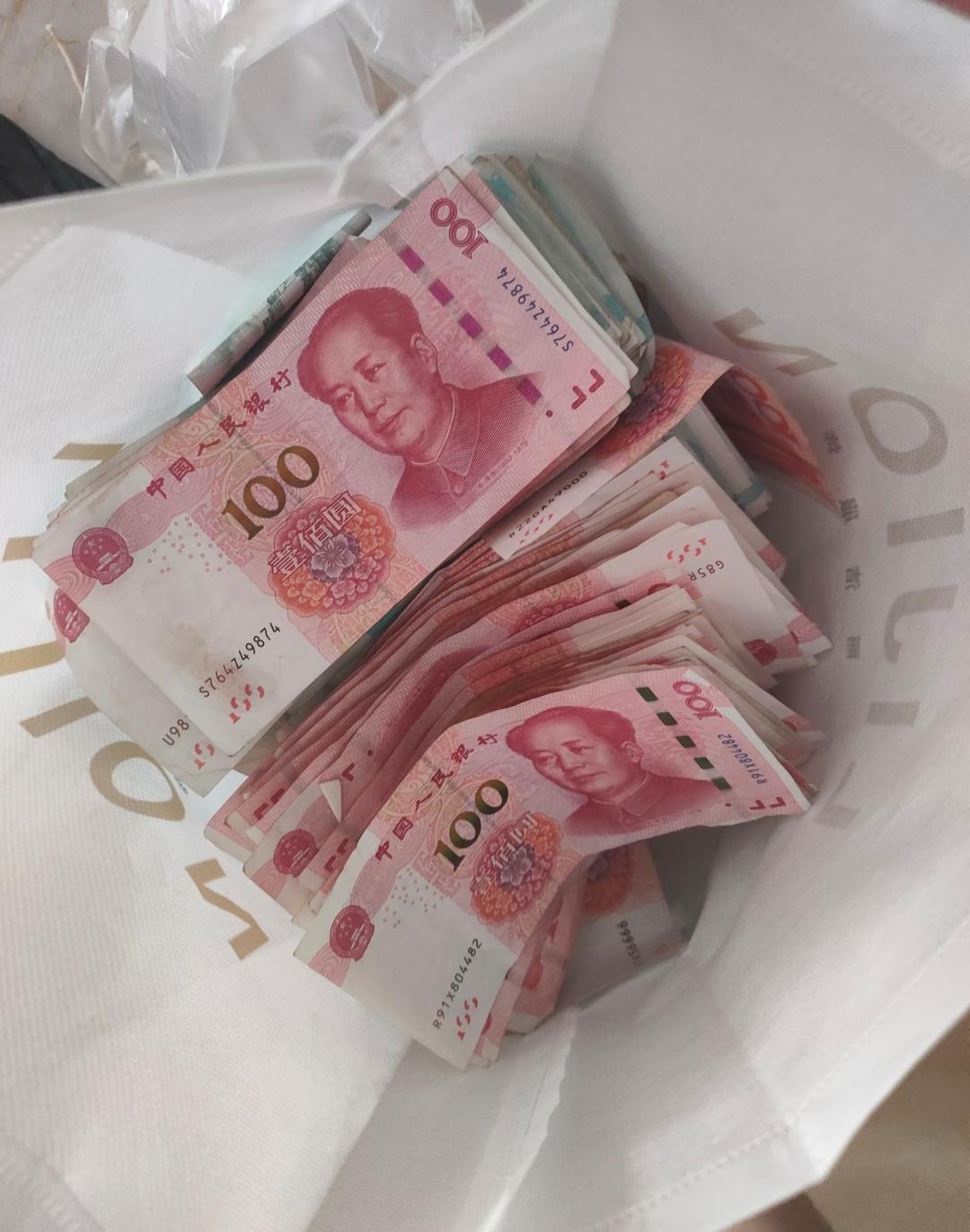 奉劝大家，经济下行
千万不要随便借钱给任何人
不管是发小、闺蜜还是亲戚
因为借钱