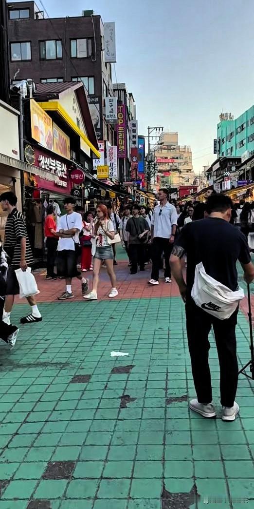 韩国于9月28日正式宣布

对中国团体游客免签，政策从9月29日开始，持续到明年