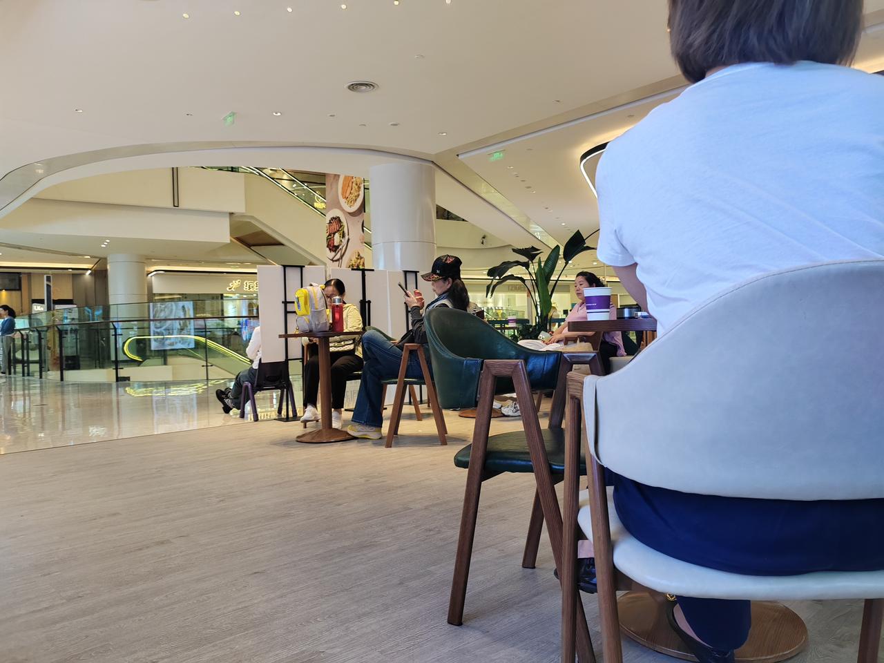 商场里的慢时光，找个安静的角落坐下，让脚步从奔波里慢下来。看往来的人群带着各自的