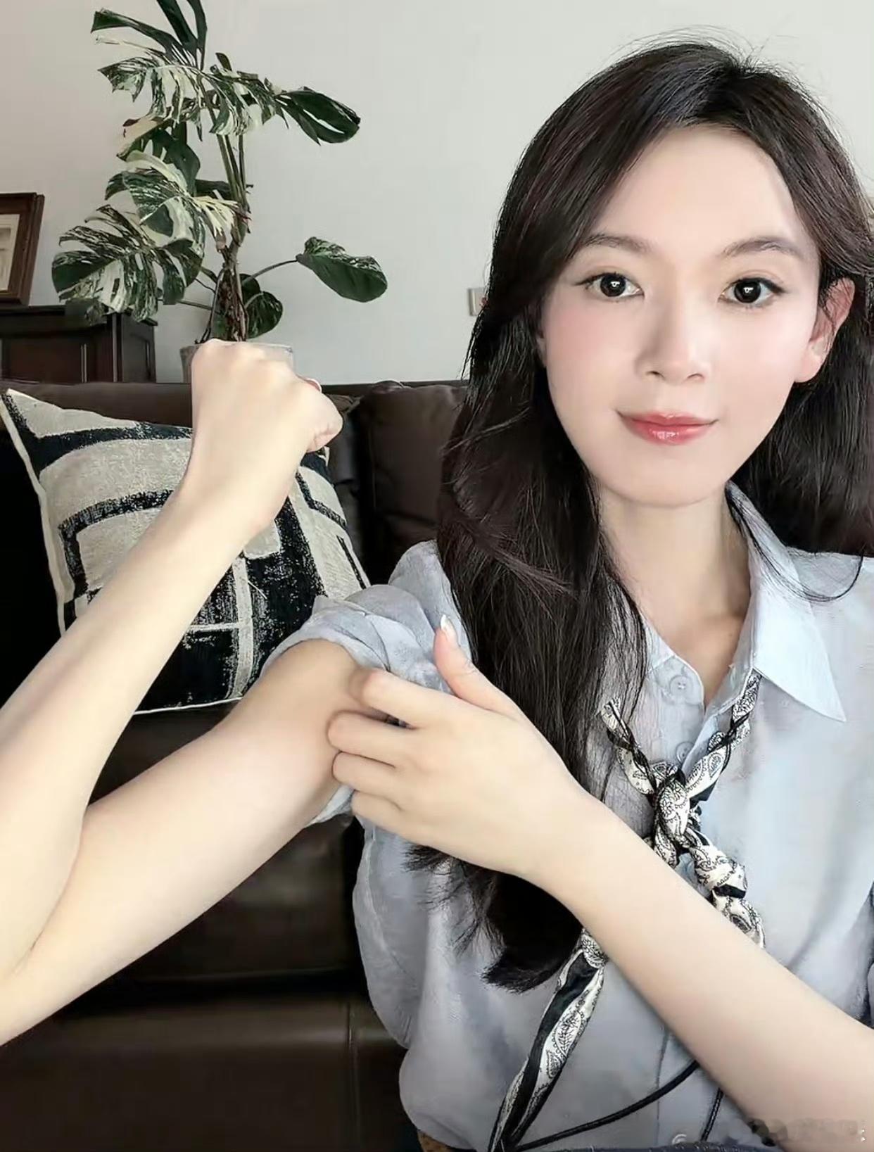 陈瑶出道十一周年直播 陈瑶出道十一周年直播太有节目了！为粉丝献唱《向光》感动满满