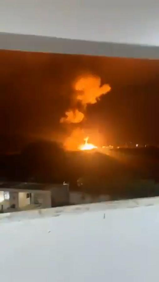 在多架美军直升机（包括疑似奇努克和阿帕奇直升机）于当地时间凌晨2点低空飞越加拉加