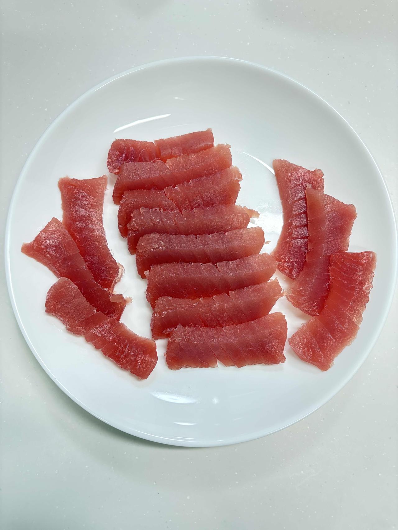 红色金枪鱼低调奢华，肉质柔软滑嫩，有适度弹性；橙红色三文鱼纹理清晰，肉质肥厚柔美