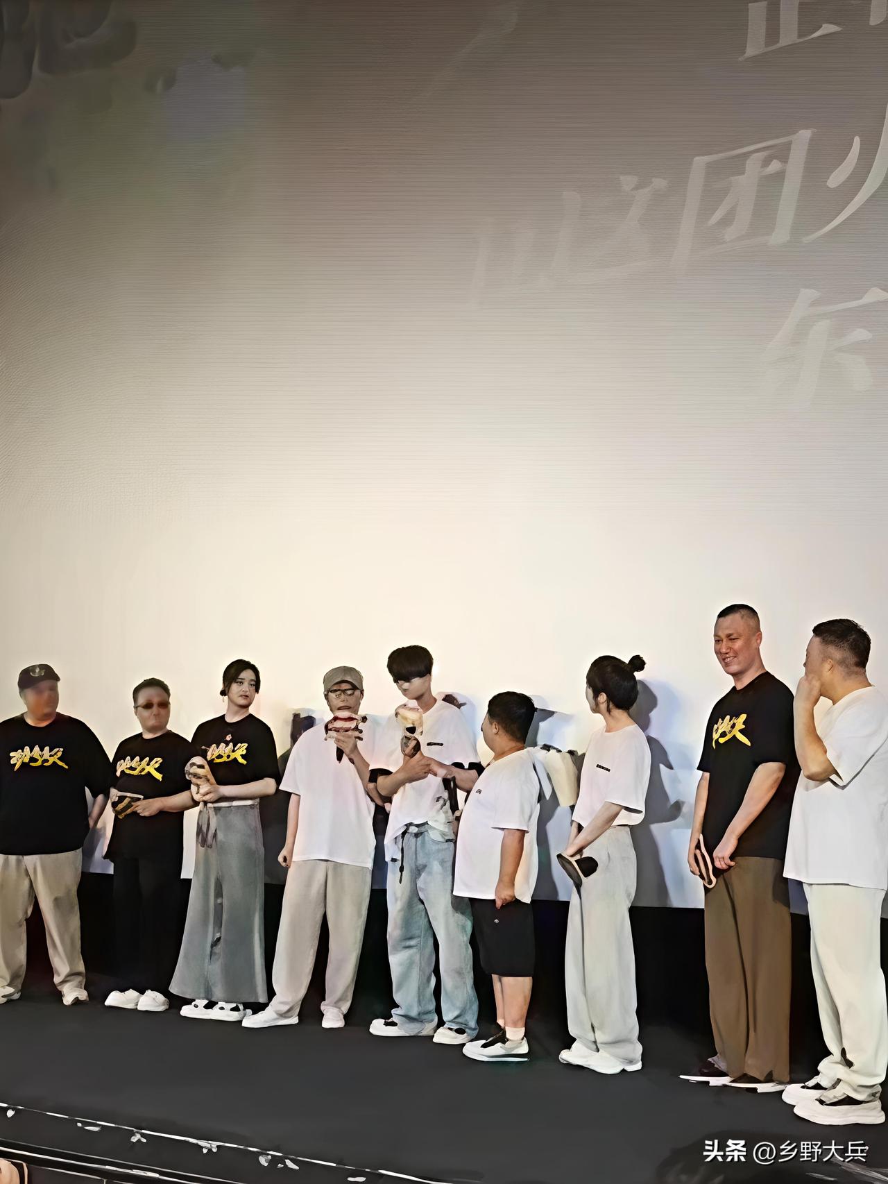 功夫女足刚刚在东莞寮步路演，周星驰导演与演员们一到场，现场观众人山人海，比早上的