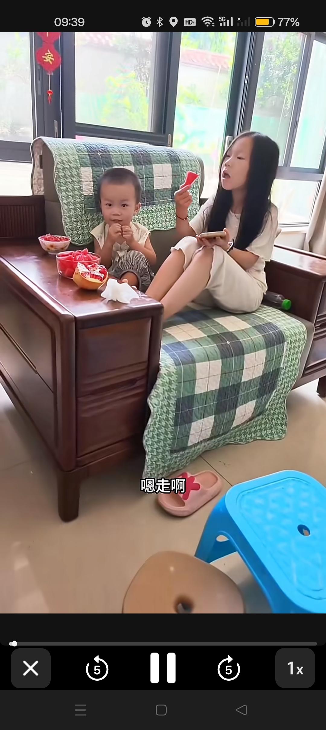 两宝贝回到四川了，真幸福啊😍
悠闲的吃着下午茶，干干净净的，环境改变人啊。
