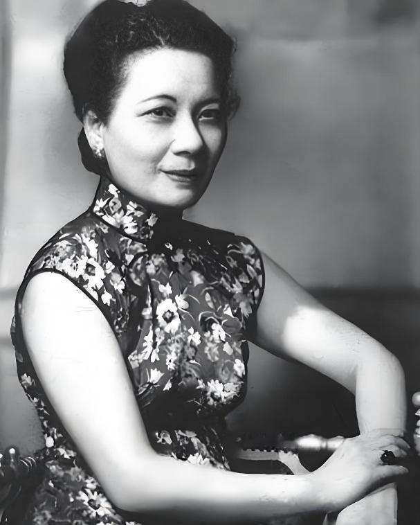 根据士林官邸侍从翁元晚年回忆，宋美龄有一个填不满的衣橱。裁缝张瑞香一年只休除夕，