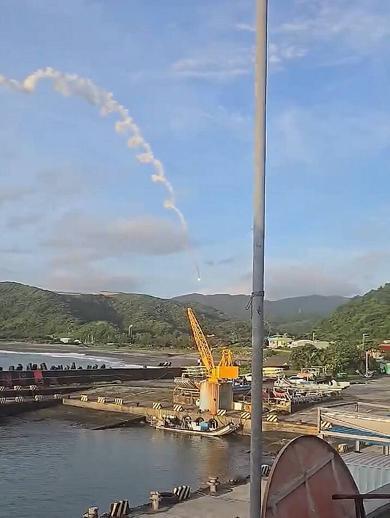惊魂一幕！台军导弹升空后不久失控坠毁，导弹坠落的位置距离附近的自然村落仅有一步之