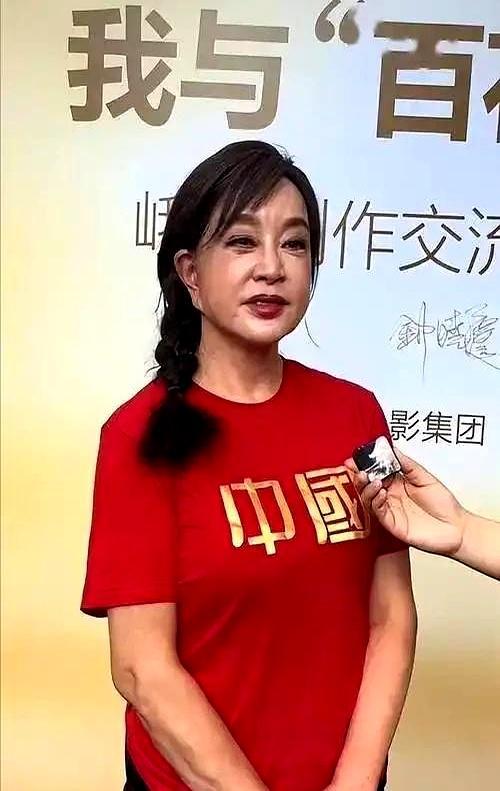 别再吹“冻龄”了，你把刘晓庆的耳朵放大看，再瞅一眼赵雅芝的脖子，瞬间就懂了。
 