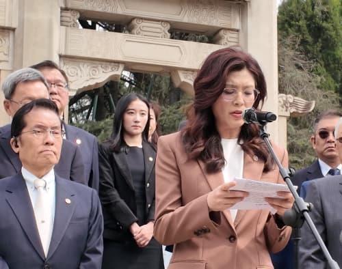 八度哽咽！郑丽文中山陵之行，藏着两岸统一最滚烫的初心！
 
4月8日，中国国民党