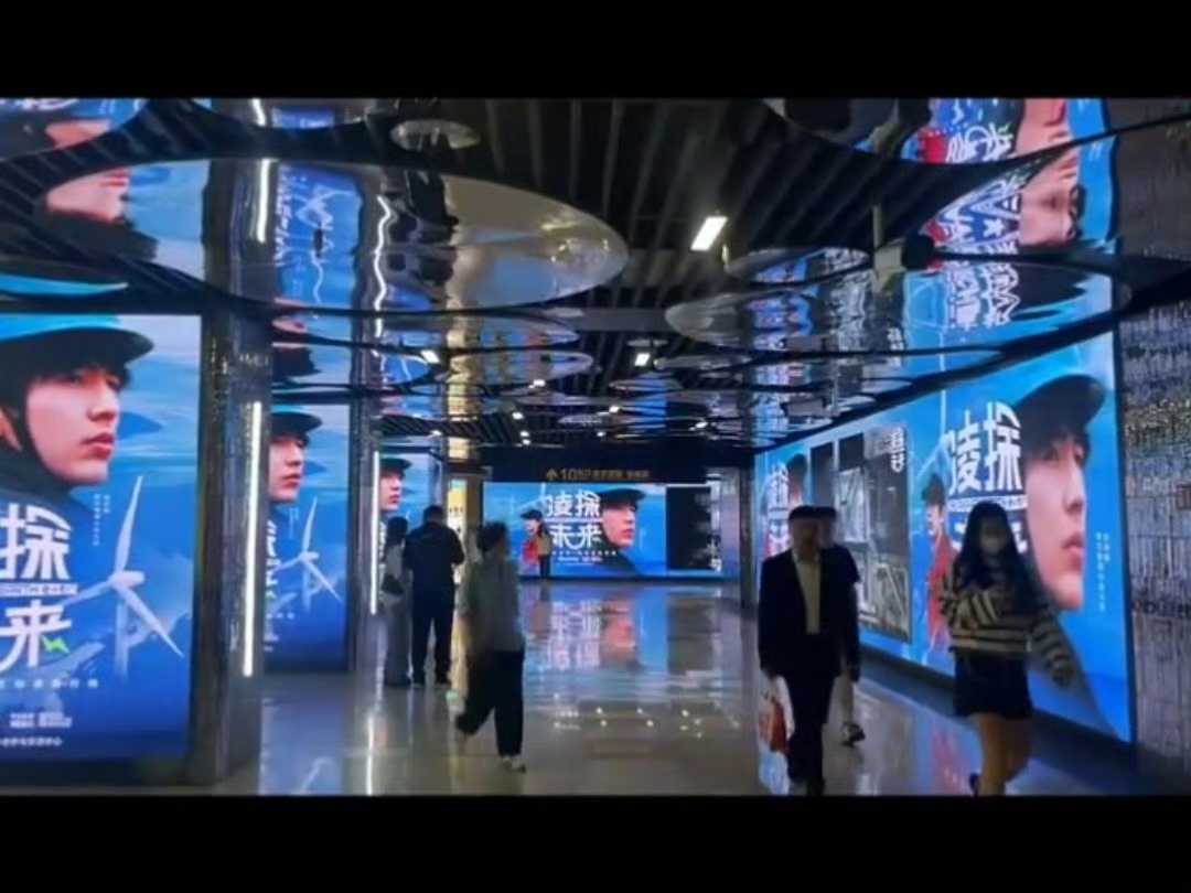 张凌赫凌探未来纪录片线下地广，原来纪录片也可以铺超大地广，真的是很牛🐮啊