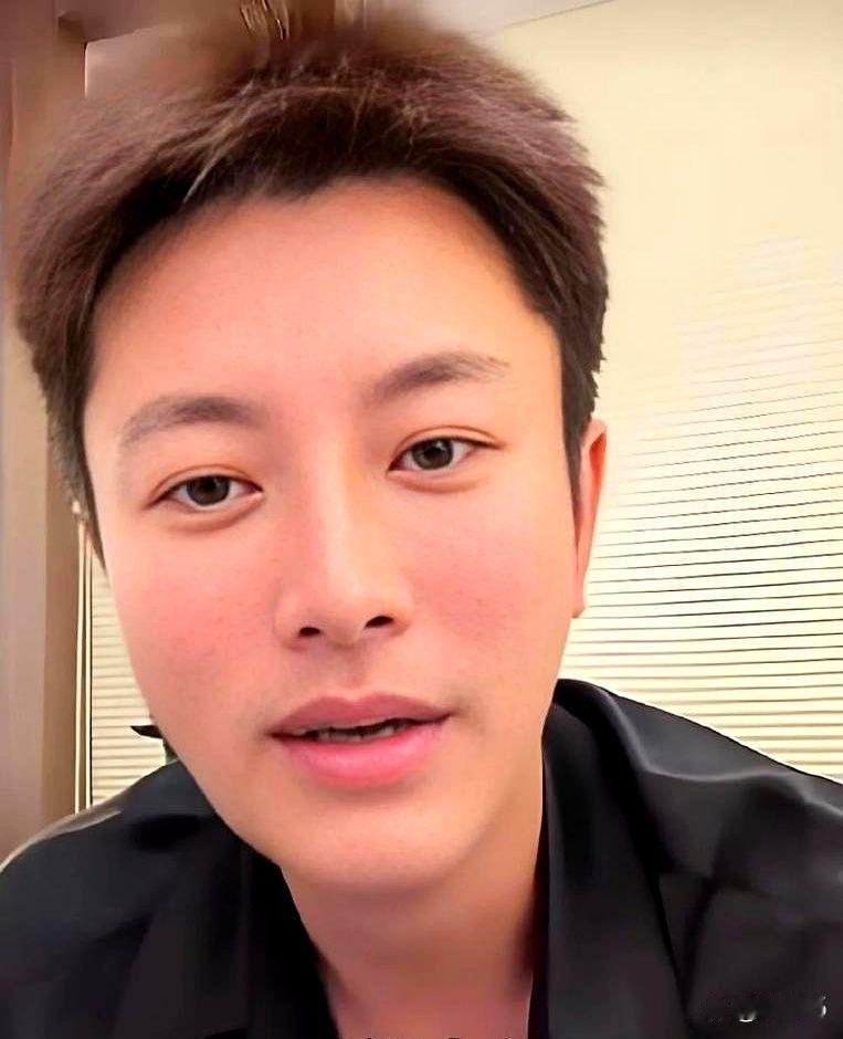 贾乃亮在直播里说，自己已经整整8年没戏拍了。42岁这个年纪，说年轻不算年轻，说老