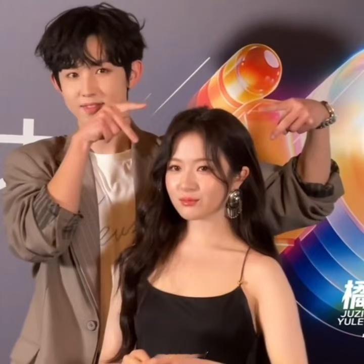 郭俊辰给李兰迪比兔耳朵郭俊辰李兰迪互动好甜 谁能拒绝郭俊辰给李兰迪比兔耳朵！线下