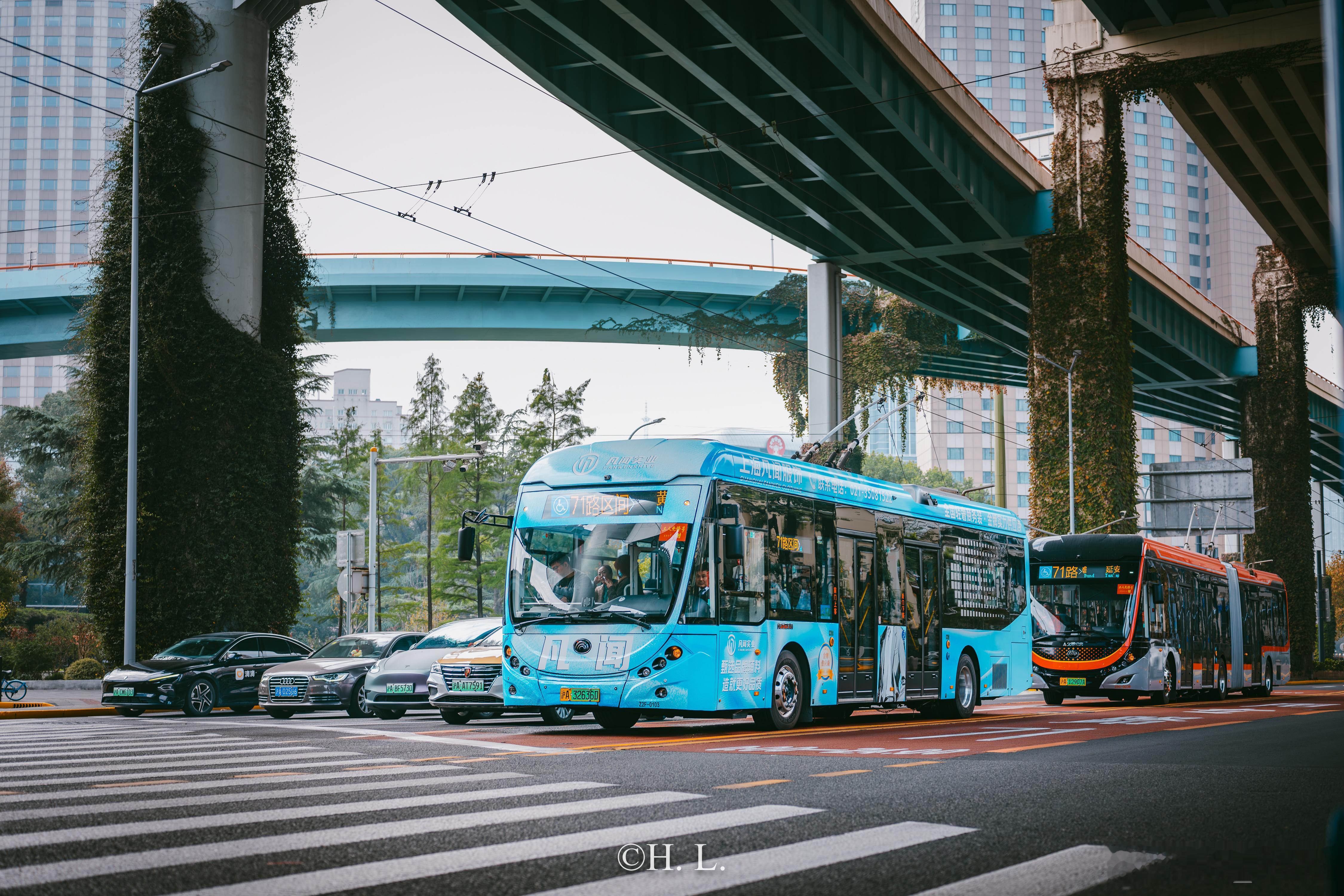 凡闻服饰全身广告再度登陆上海无轨电车！这次除了15路以外还新增71路区间车，设计