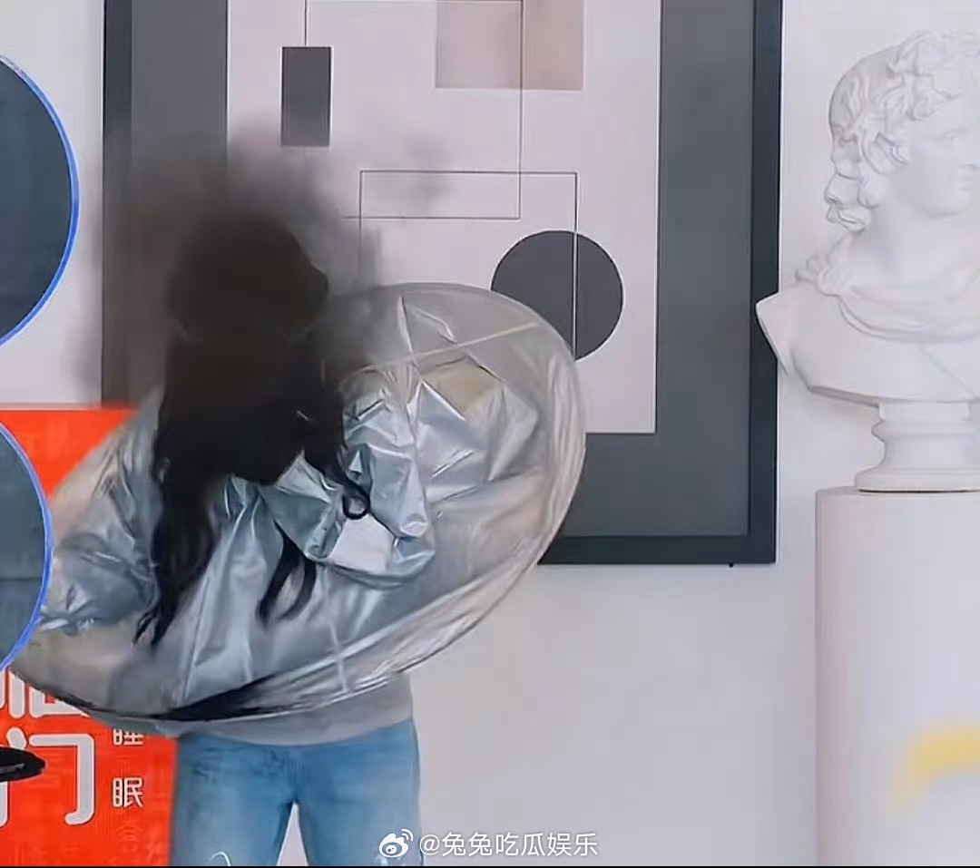 白鹿成黑鹿跑男这期玩得很脏 真的很拼啊 ​​​