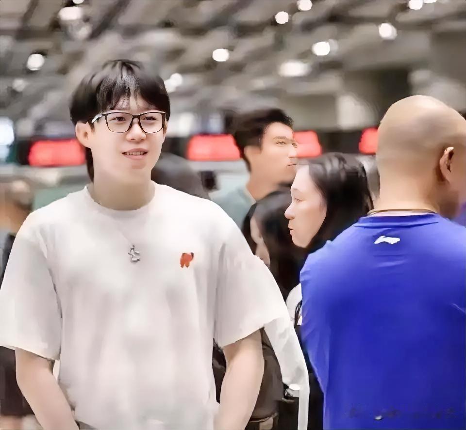 落地了。满身疲惫，满身伤。北京时间7月8日凌晨4点10分，国航CA984降落首都