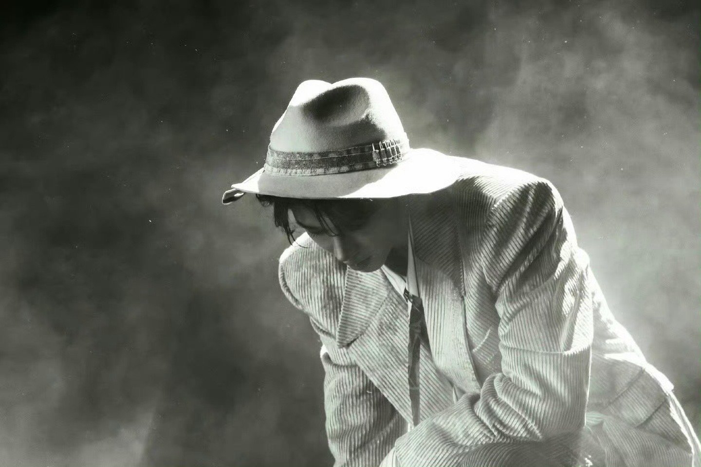 刘宇这回不仅养眼还养耳 造型太戳！礼帽灯芯绒精致帅气，扯飘带帅到移不开眼，嗓音抓