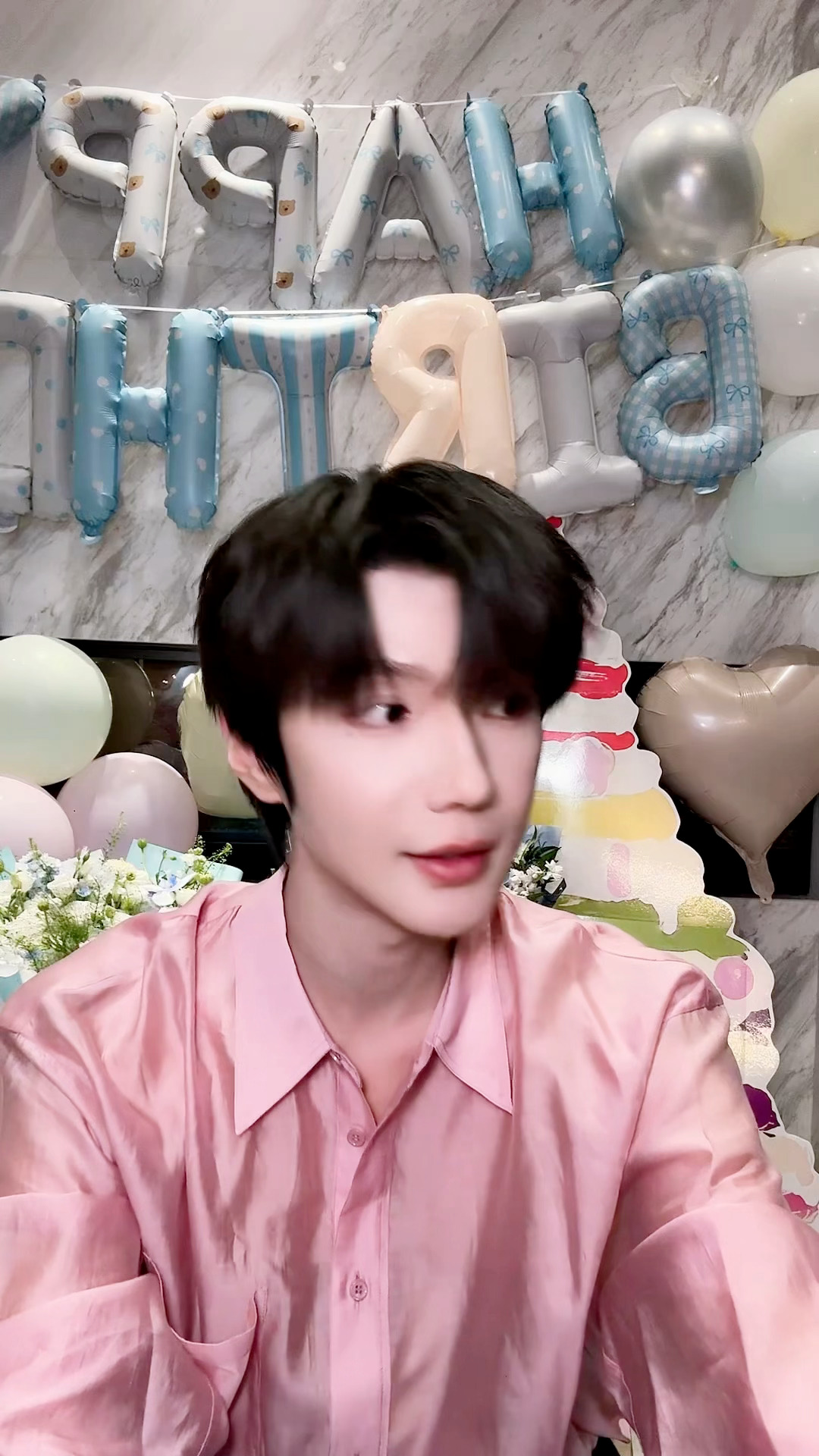 俩人都在自己生日这天忘记是今天是几号。。怎么呆的一模一样 ​​​