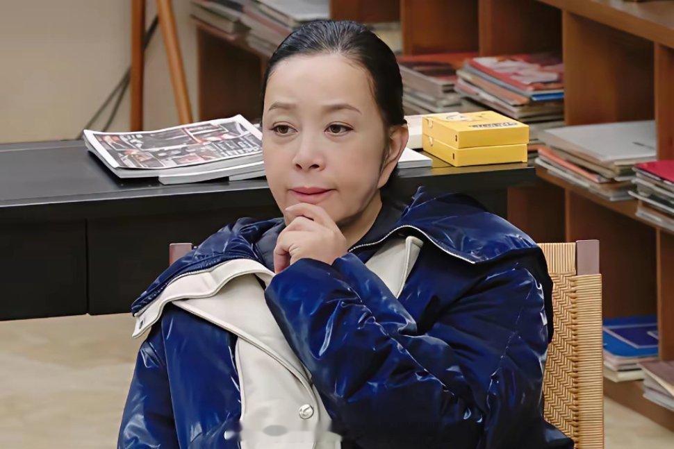 刘晓庆素颜状态大公开！本以为她的年轻全靠化妆，没想到生图下的气色依然红润，发际线