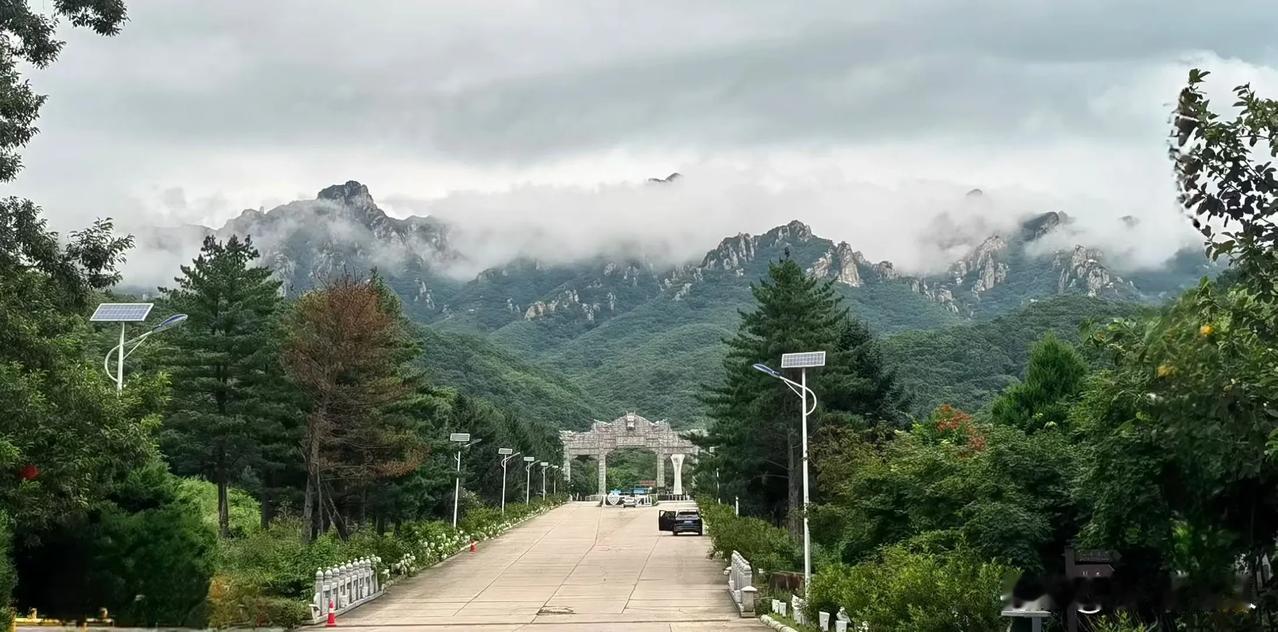 丹东的五龙山景区曲径通幽，有一种身入仙境的感觉。平常并不在意的景点儿原来拍出来这