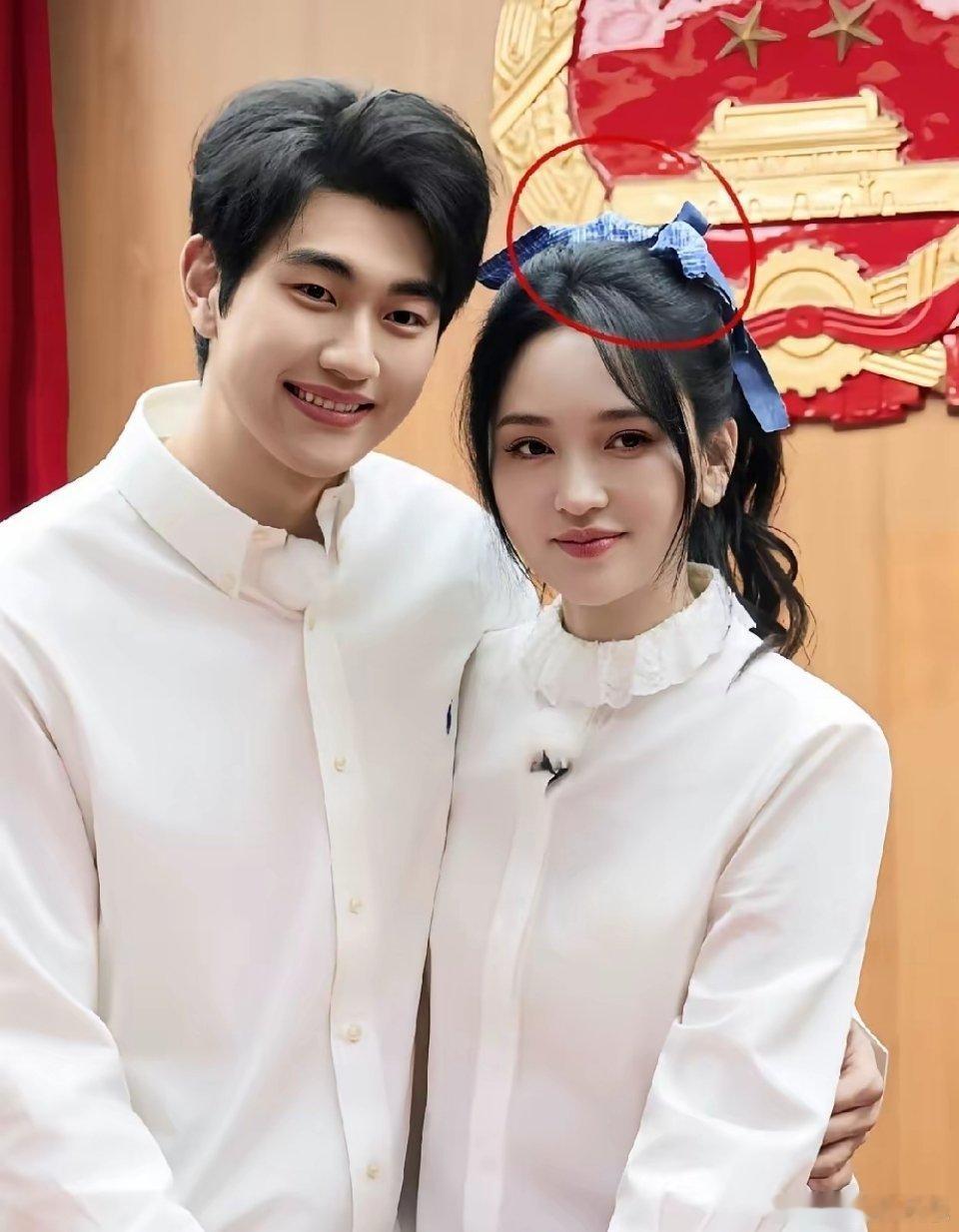 直到看到这张图我才发现金莎是真的没有选错人，从细节中就能看出来。大家看这张图片，