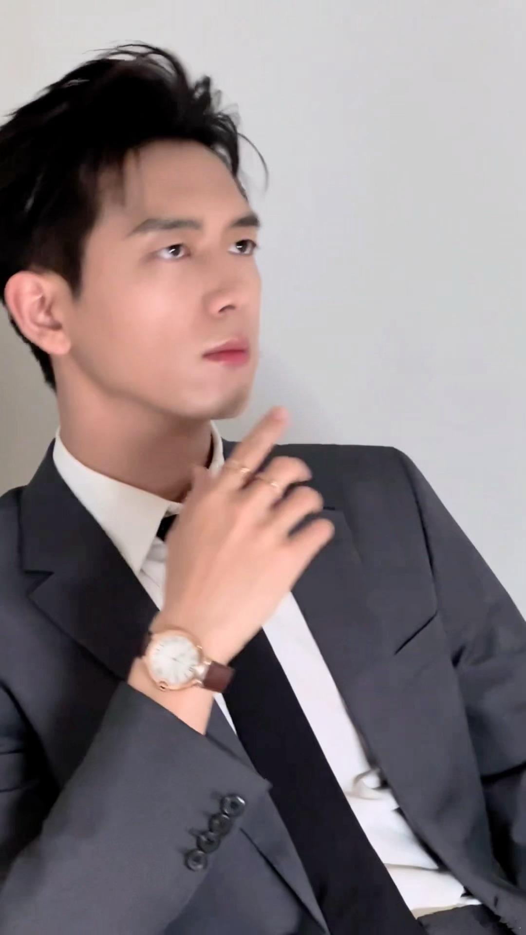 坏了这个李现是真男模 185cm天然衣架不是吹的！宽肩窄腰的神仙比例，穿西装是矜