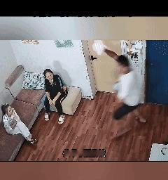 谁能想到，一个男人刚进门就敢拿一沓红票子糊媳妇一脸？亲妈都气炸了：这是娶媳妇还是