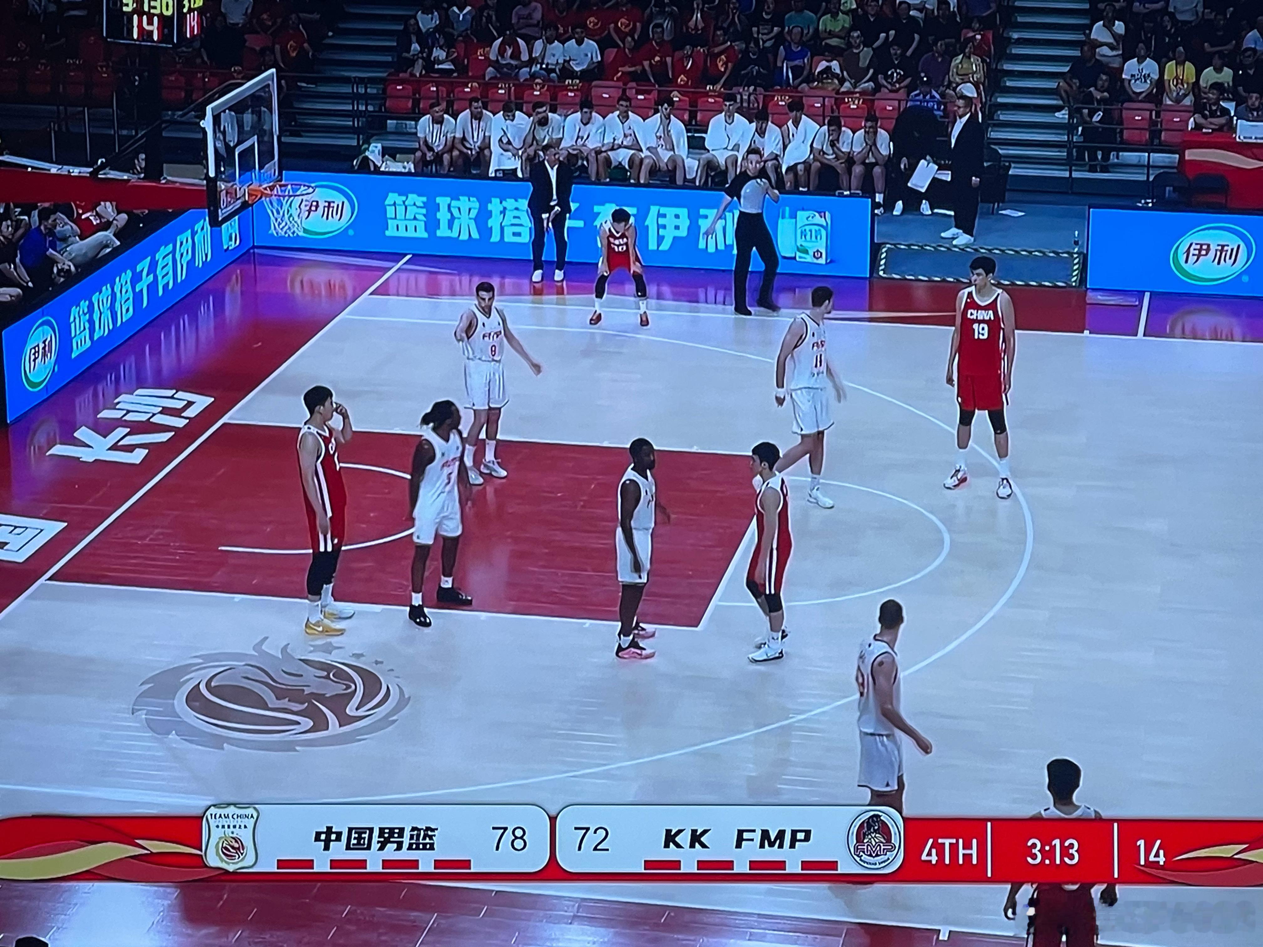 中国男篮第二场热身赛，最后这套阵容有点意思：中锋徐昕、大前王俊杰，锋卫三小：庞峥