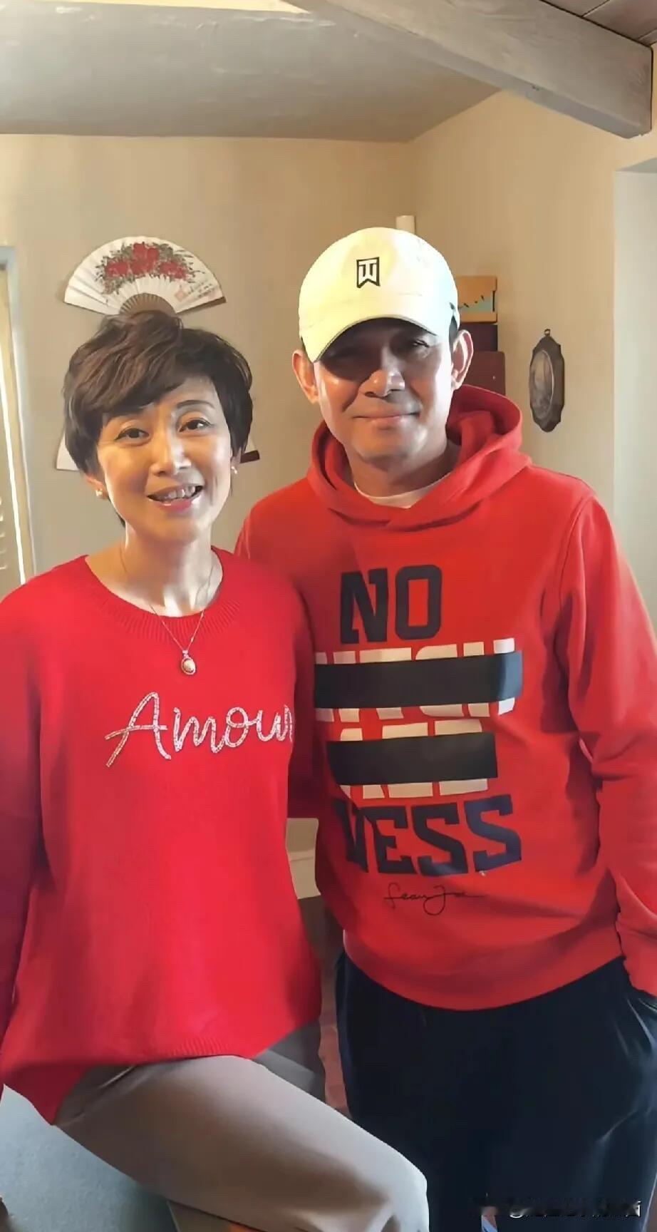 我敢说，能叫出这一对明星夫妻名字的可能十个人里面只有一个。丈夫贾一平出生于武汉，