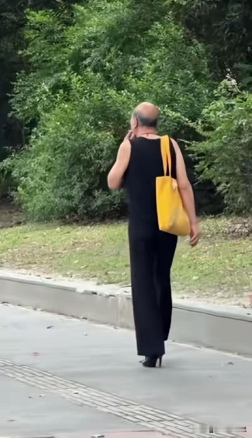 一个大爷打扮成这样，不太好吧？