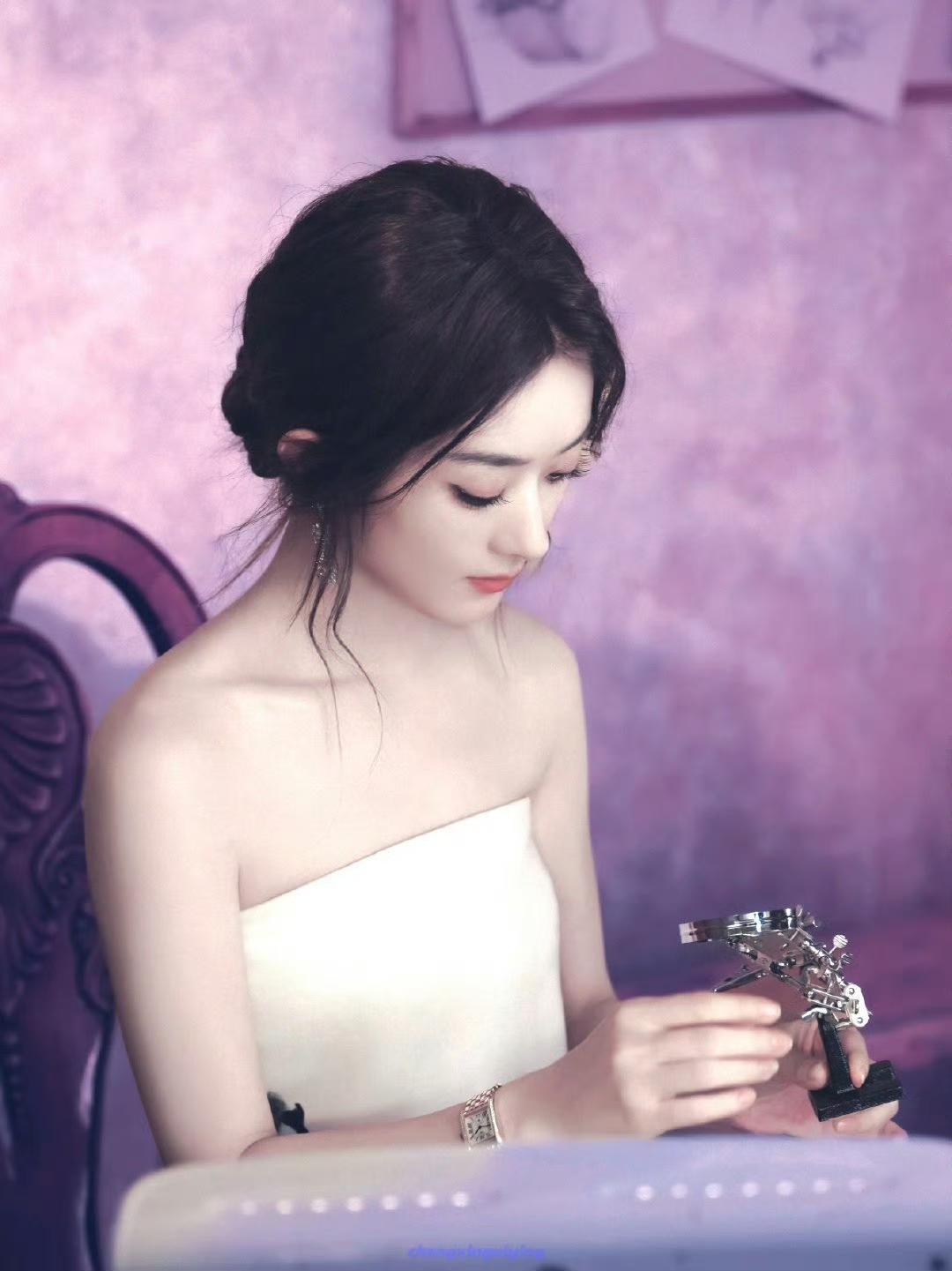 紫调柔光里，赵丽颖垂眸的瞬间，像把一整个夏天的温柔都揉进了眼底。
 
曾有人说，