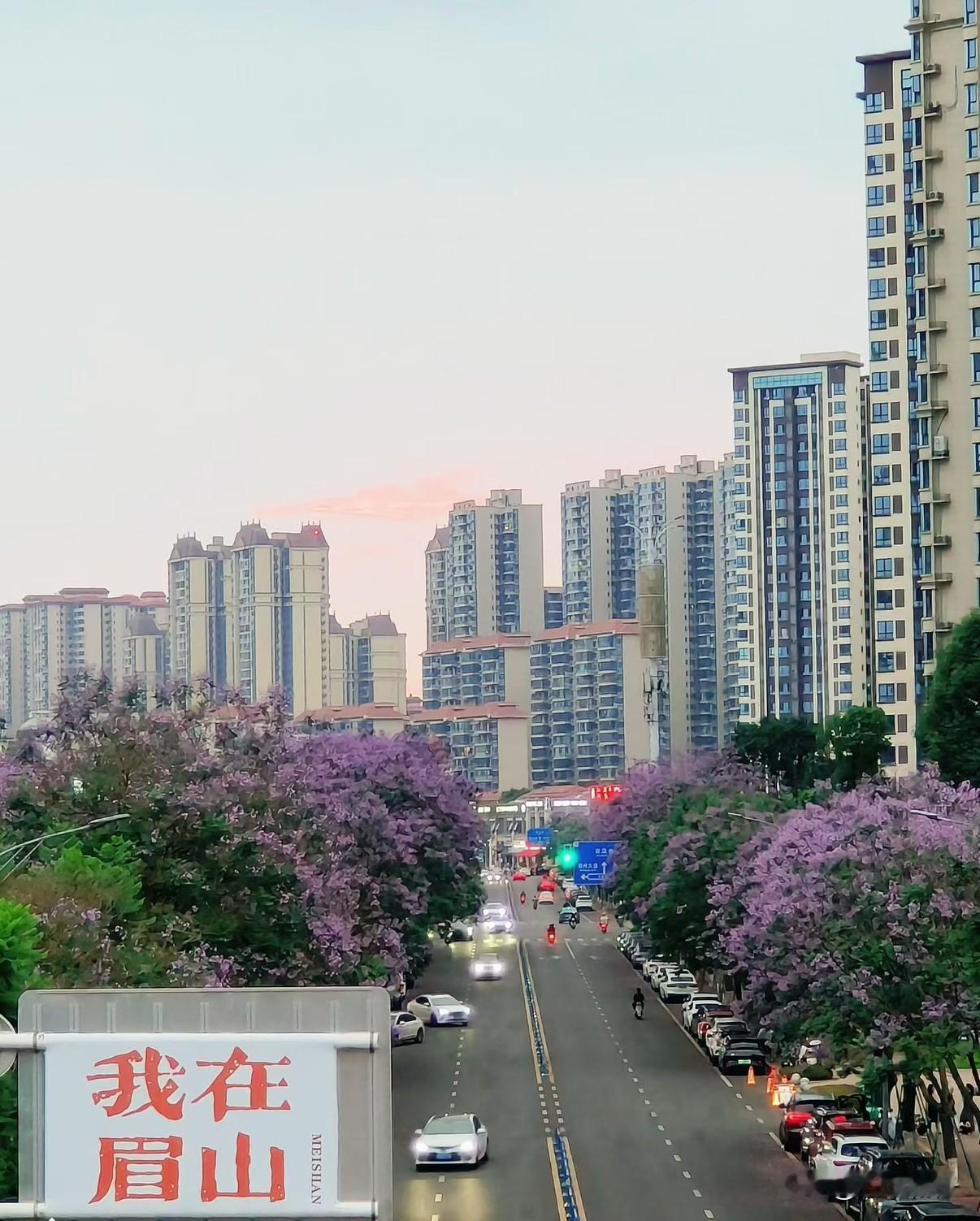 说实话，生活里大部分人消费都挺正常的。
没有谁大肆挥霍大手大脚，也很少有人真正过