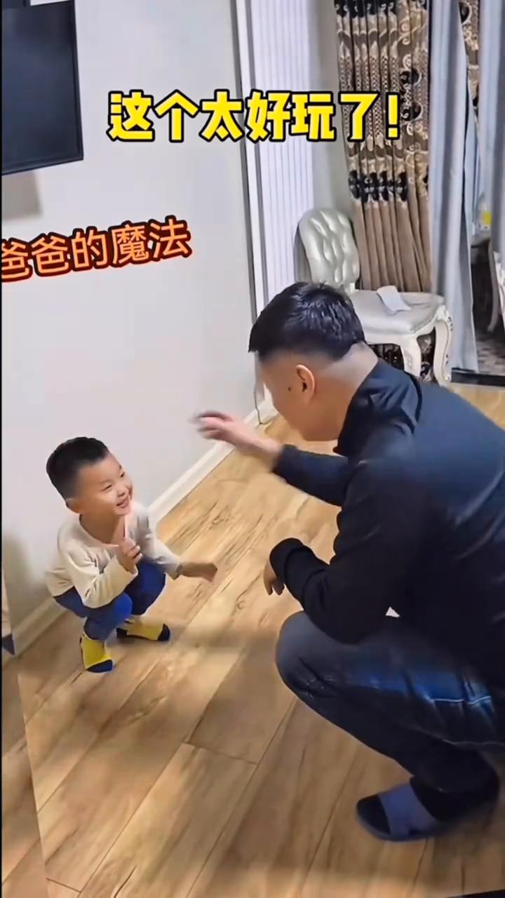 爸爸的魔法：这个太好玩了。
耳朵里变出来，放这个耳朵里，从这个耳朵里变出来，要放