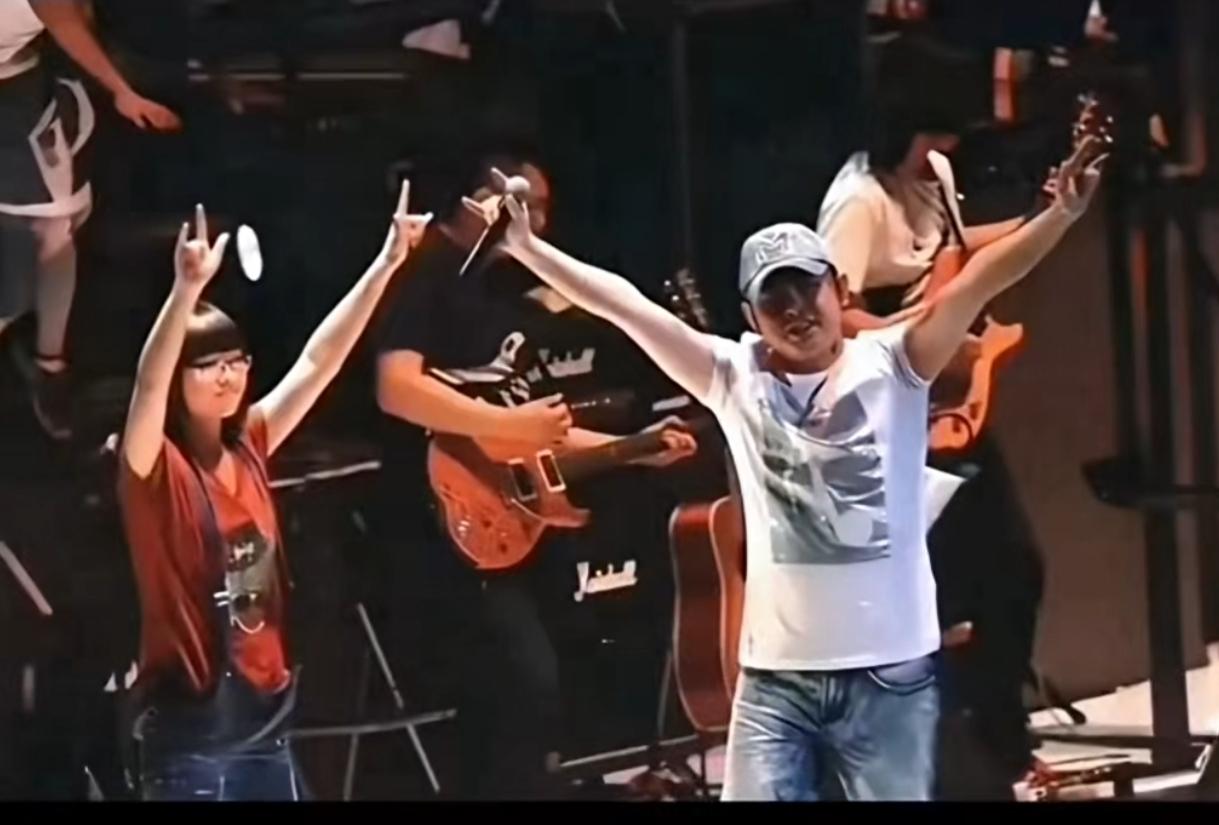 台下是万人大合唱的海洋，熟悉的旋律响起，无数人热泪盈眶。有人闭上眼，任由泪水滚落