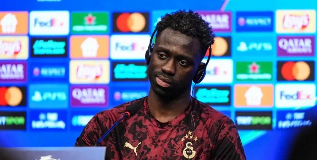 欧冠1/8决赛首回合对阵利物浦赛前，加拉塔萨雷后卫达文森-桑切斯出席了新闻发布会