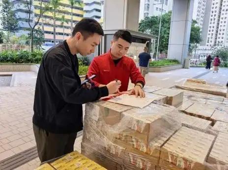 京东大爱：您可能很难想象，当香港大埔火灾现场的焦糊味还没散开，京东的救援货车就已