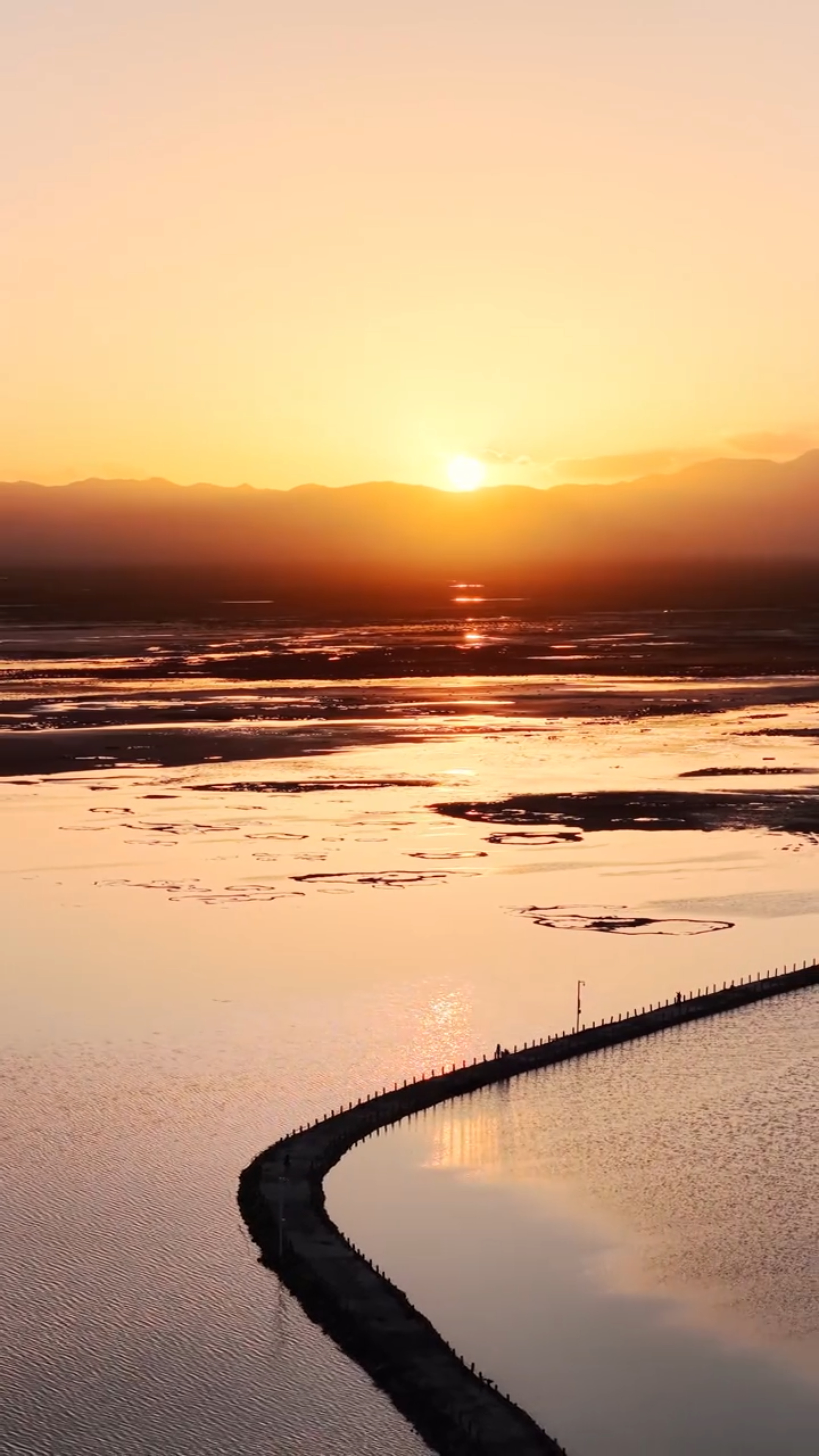 上班暂停去茶卡盐湖摸鱼什么！你是说真可以在茶卡盐湖摸上活鱼🤔就这个「游鱼万花镜