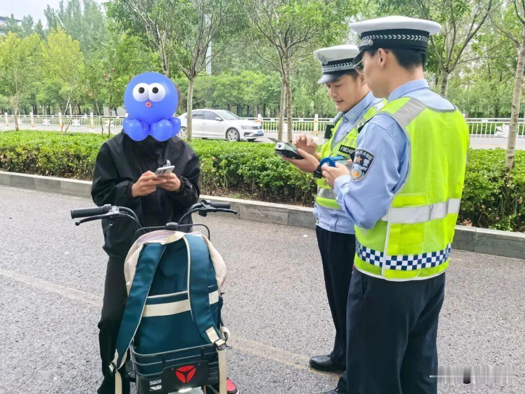 提醒所有骑电动车的伙伴儿们，明天开始出门都把头盔戴上，包括后座上搭载的人也得戴。