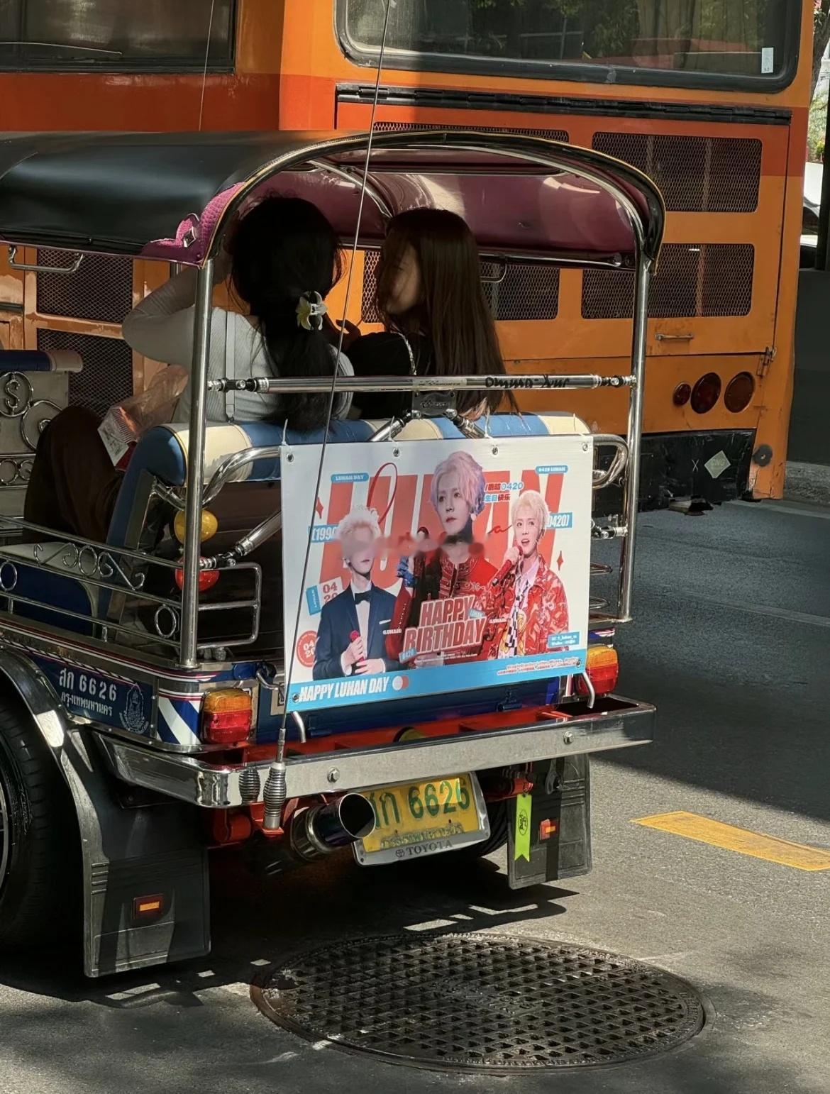 鹿晗去泰国录制五哈，明天就是他生日，当地粉丝特地为他准备了好多应援，希望节目组可