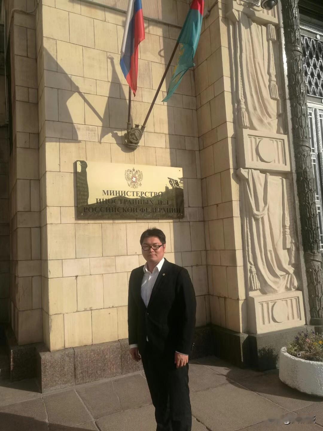 俄罗斯旅游
柬埔寨旅游
有些人是嘴上说说
黄教授是用脚步丈量世界的
还和他们谈笑