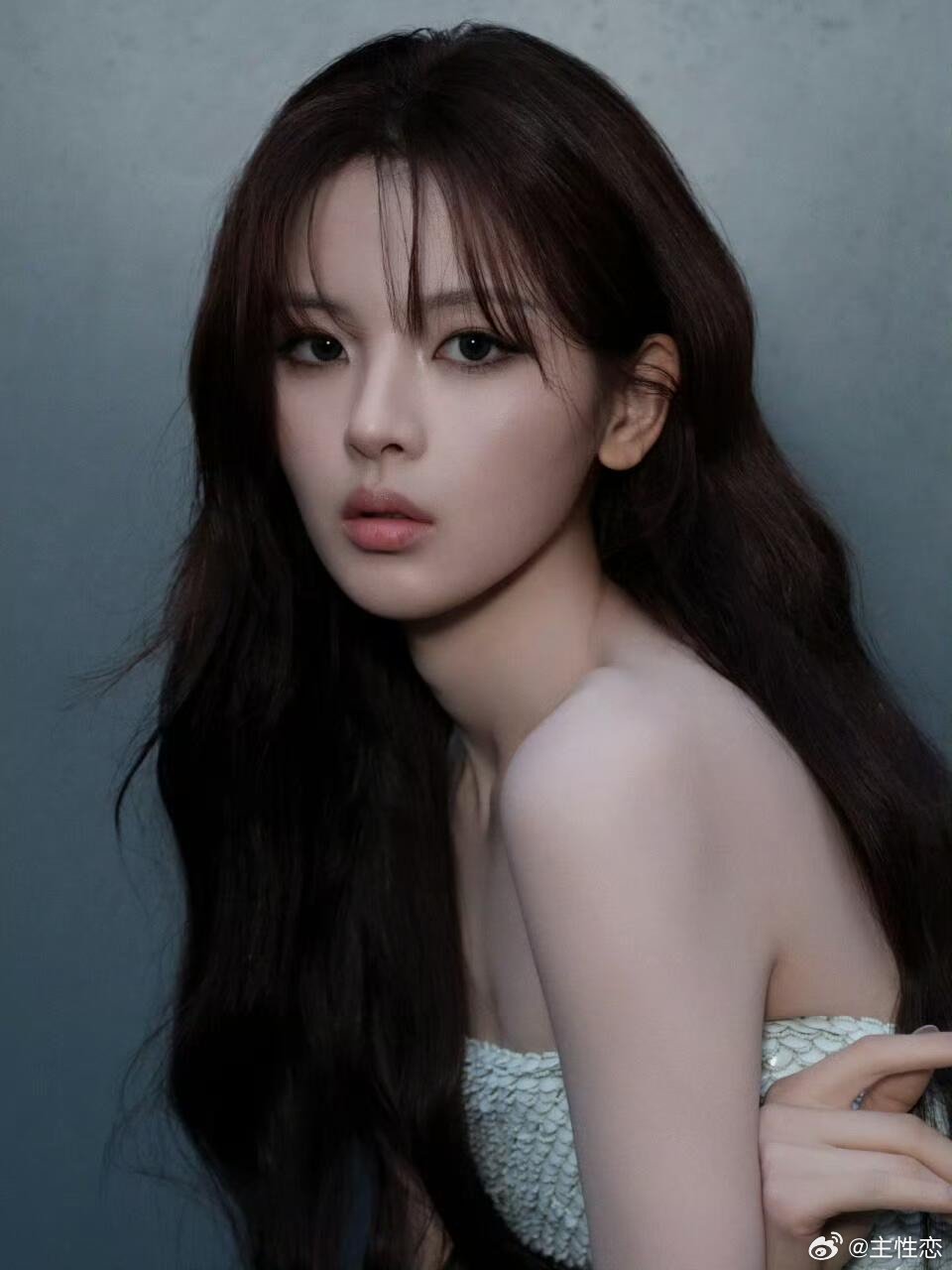 杨超越Balenciaga看秀造型，全球首穿 