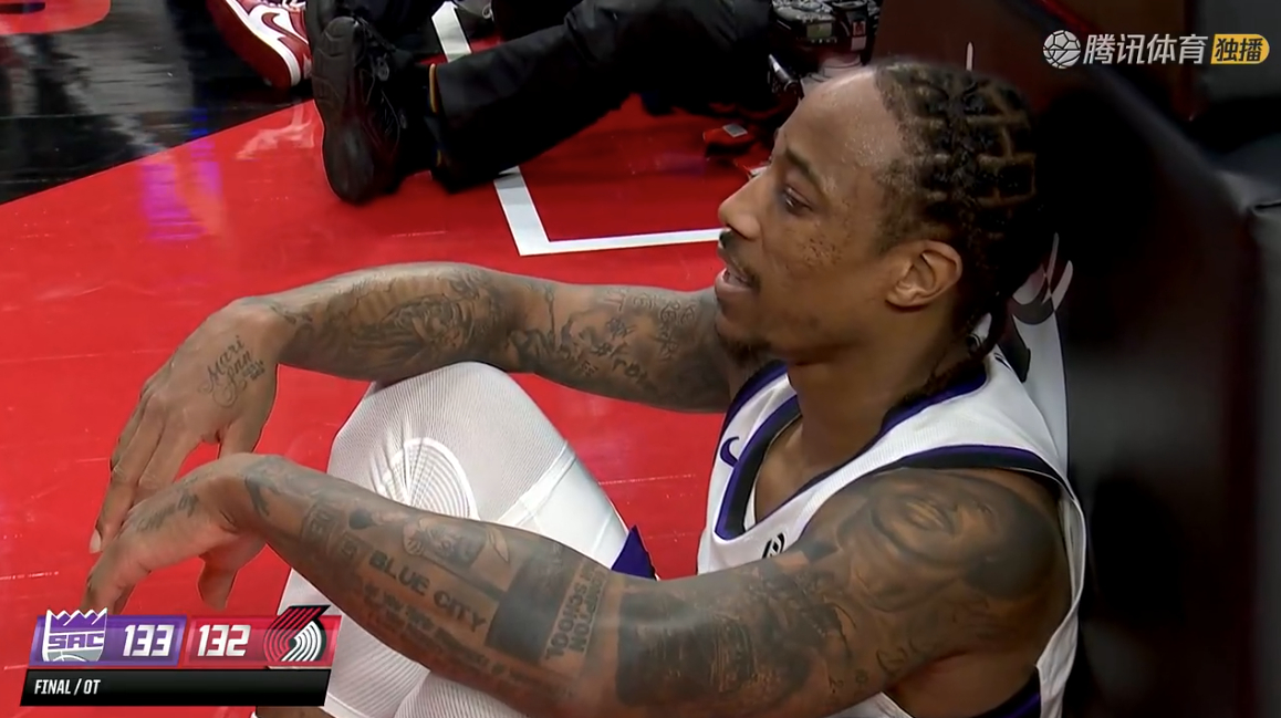 德罗赞冷静中投反超比分，但好像裁判又给了压哨犯规，跟勇士一样啊 
