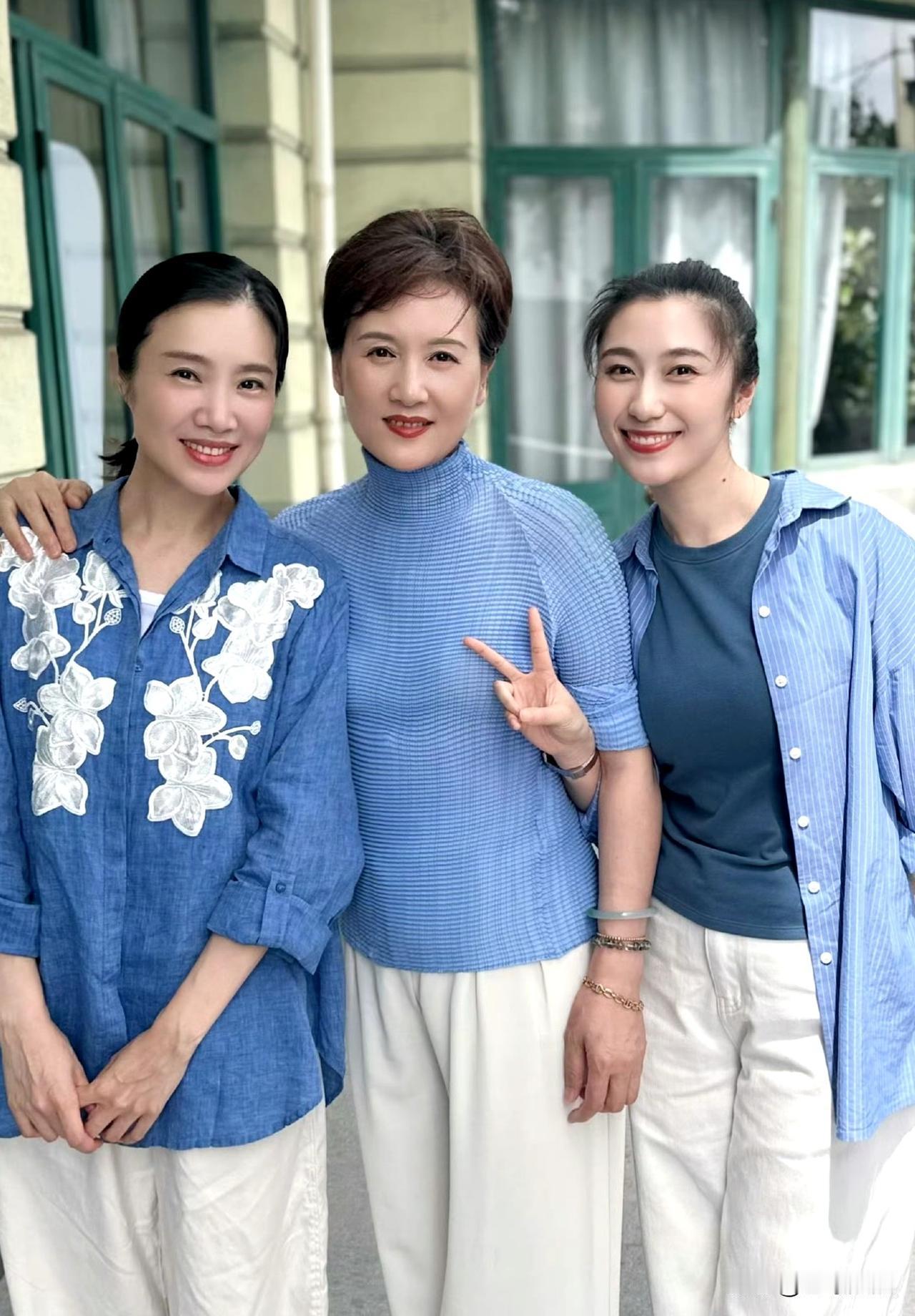越剧王派优秀传承人单仰萍和她的再传弟子，三人蓝色系服饰冰清玉洁，氛围温馨。
在舞