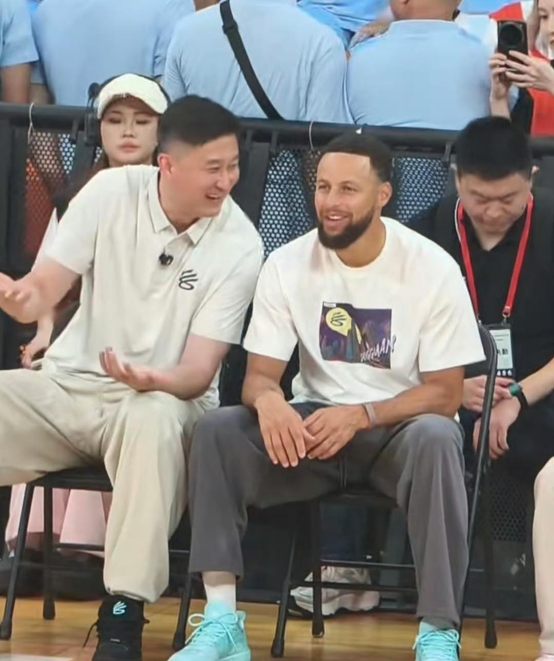 杜锋再次体现高情商，库里球迷高呼爱杜锋！
库里中国行来到了粤BA的全明星赛场，杜