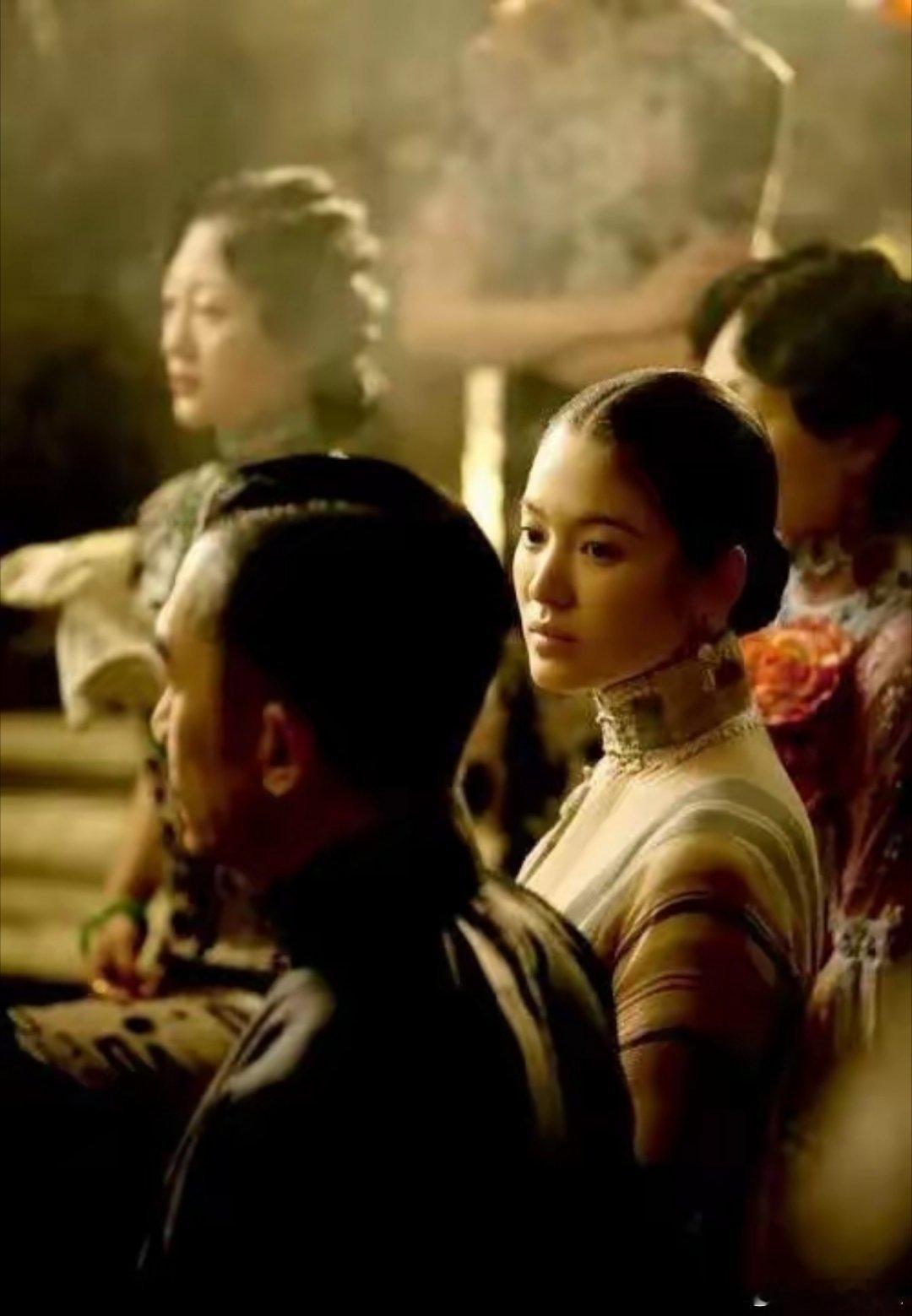 众所周知，王家卫《一代宗师》一拍就是3年，宋慧乔一度想撂挑子走人，于是王家卫偷偷