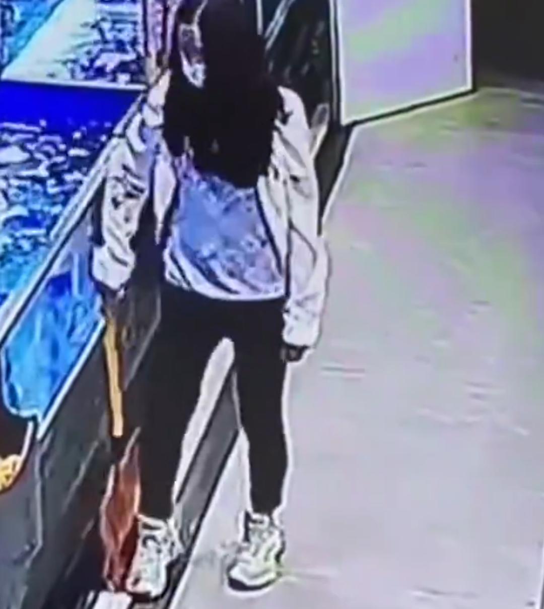 这个姐姐真奇怪，活鱼却要摔死了买！原来只为图个便宜，买个特价。
前不久，广东佛山